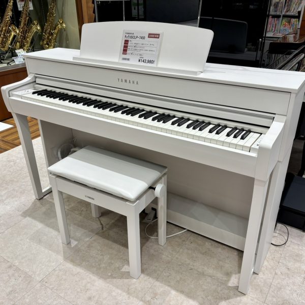【中古】YAMAHA・SCLP-7450WH<br />
販売価格￥143,980<br />
白鍵には木製鍵盤を使用し、高性能スピーカーを4つ搭載。音と弾きごたえがさらにグランドピアノに近づいたワンランク上のピアノです。使用感も少なめなのでおすすめです。