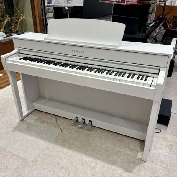 【中古】YAMAHA・SCLP-7450 WH<br />
販売価格￥143,980(税込)<br />
ヤマハの電子ピアノの中でも人気の高い「クラビノーバ」シリーズの木製鍵盤モデル！現行機種より1つ前の型になりますが、現行機種の新品だと倍ぐらい価格になってしまうので非常にお買い得です！
