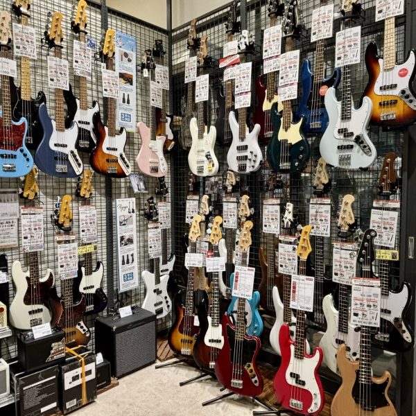 エレキベースコーナーは人気の機種を厳選して展示！