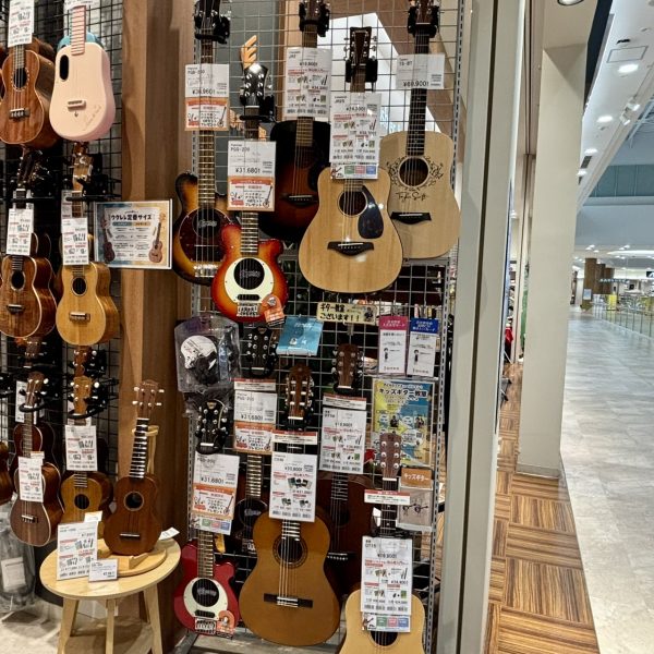 お店の入り口には小さいお子様に人気のミニギターコーナーも！プレゼントにもおすすめです！