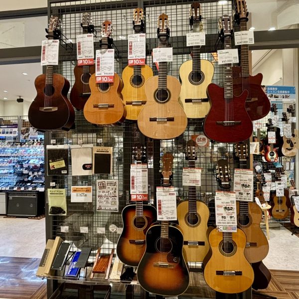 クラシックギターや中古のギターも取り揃えております！