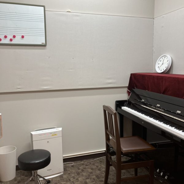 ピアノサロンのお部屋になります。アップライトSTEINBERGを使用してのレッスンになります。高音から低音まで豊かな響き・音色です♪