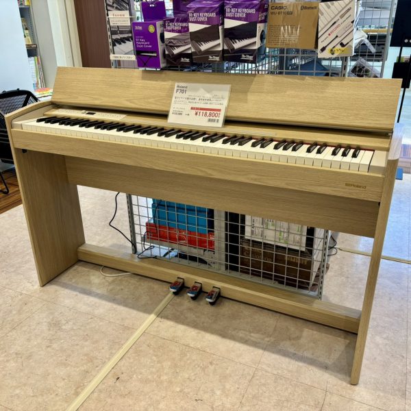 Roland・F701 LA<br />
通常販売価格￥132,000(税込)→展示品アウトレット価格￥118,800(税込)<br />
現代の住宅を意識してデザインされたスタイリッシュなデジタルピアノ。スリムで洗練されたキャビネットは、狭いスペースにもフィットするコンパクトなサイズに仕上がっています。
