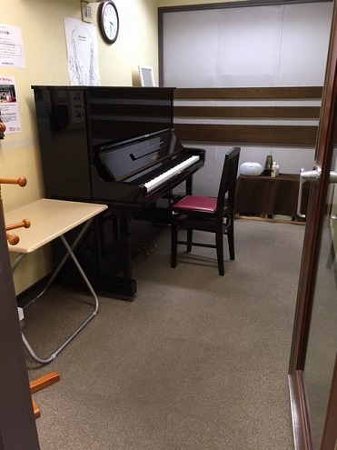 個室のレッスンルームが気軽にレンタル可能！アップライトピアノもあります！