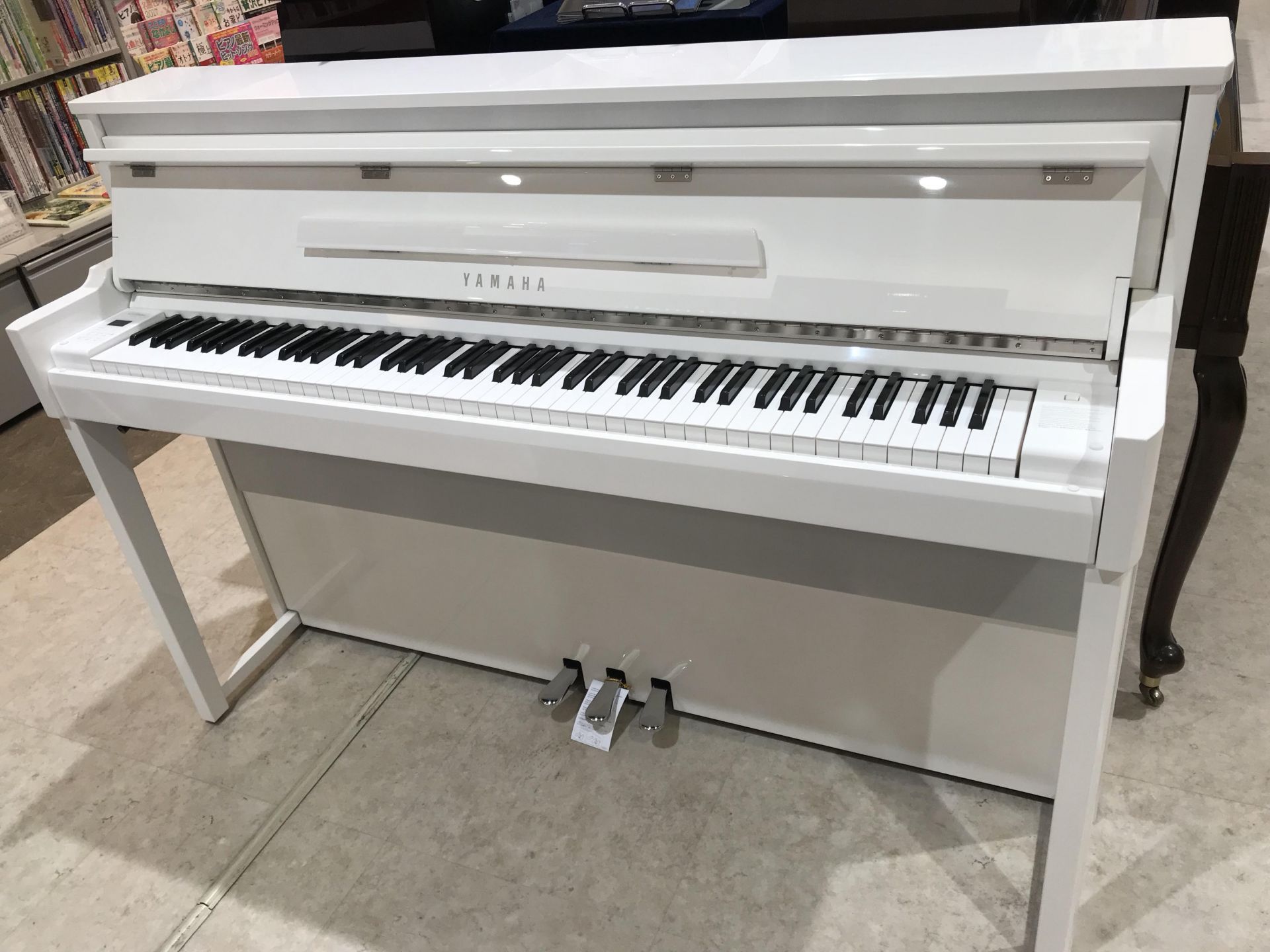 今大人気の、ハイブリットピアノ"YAMAHA　NU1X"が店頭に入荷しました！ ※店頭展示品は白になります。 アコースティックのアップライトピアノと同様のアクション機構と木製鍵盤を、最新の音源や精巧なセンサー、音響技術と組み合わせることで、グランドピアノさながらの演奏感と、豊かな表現力を実現したモデ […]