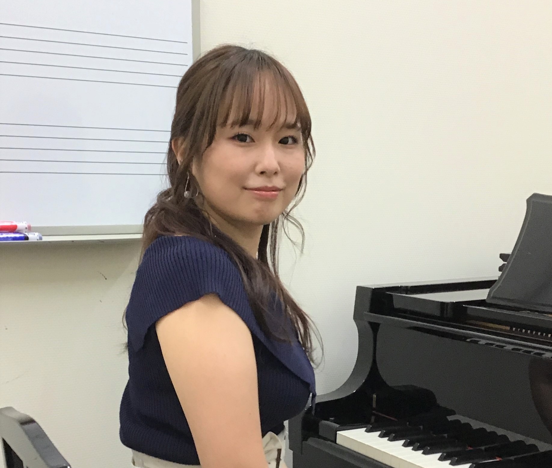 *阿部　芙由花（あべ　ふゆか）　担当曜日:日曜日 *講師プロフィール 桐朋学園大学音楽学部音楽学科卒業。ピアノを小林五月、吉村真代、竹内啓子の各氏に師事。声楽を里中トヨコに師事。ソロ演奏の他、ソルフェージュ、声楽、合唱なども専門的に学ぶ。ピアノを奏でる楽しさをお伝え出来るレッスンを致します。 *講師 [&hellip;]