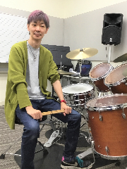 *松田　嘉幸（まつだ　よしゆき）　担当曜日:火曜日 *講師プロフィール 18歳で渡米しLA　Music　Academyでドラムを学ぶ。帰国後はRock・Pops・BigBandなど、様々なジャンルで活躍中。ドラムはバンドを支える為の重要な楽器です。ドラムを始めようと思っている方、興味がある方、一緒に […]