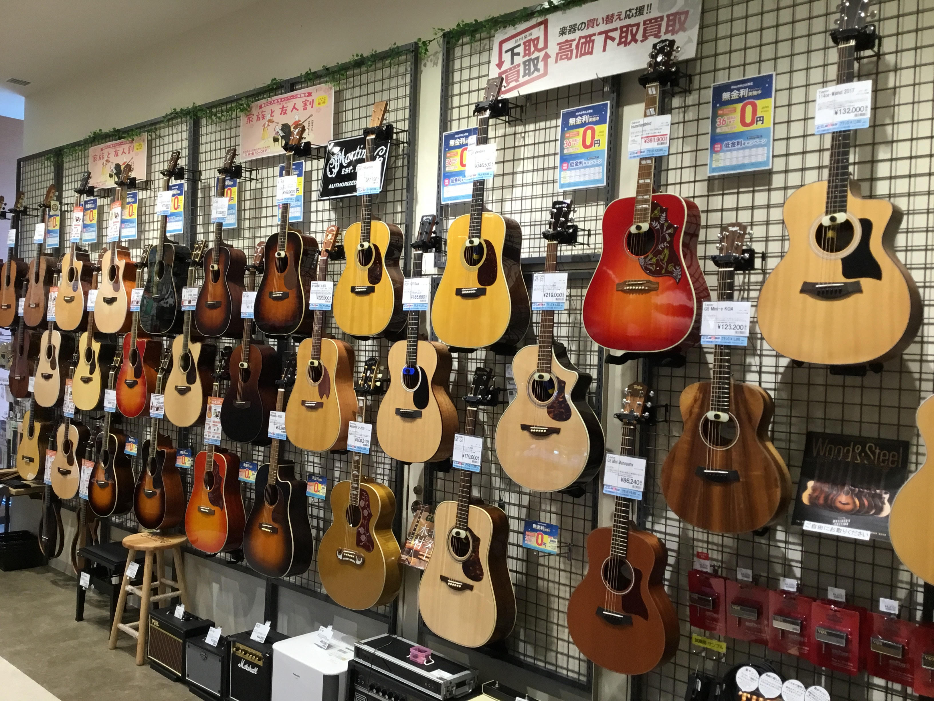 CONTENTSアコギを選ぶならパサージオ西新井店！購入後のフォローもお任せくださいギター教室も開講しております！お問い合わせアコギを選ぶならパサージオ西新井店！ みなさんこんにちは。西新井店アコースティックギター担当の山口です。たくさんあるモデルの中で、どれがお客様に相応しいアコースティックギター […]