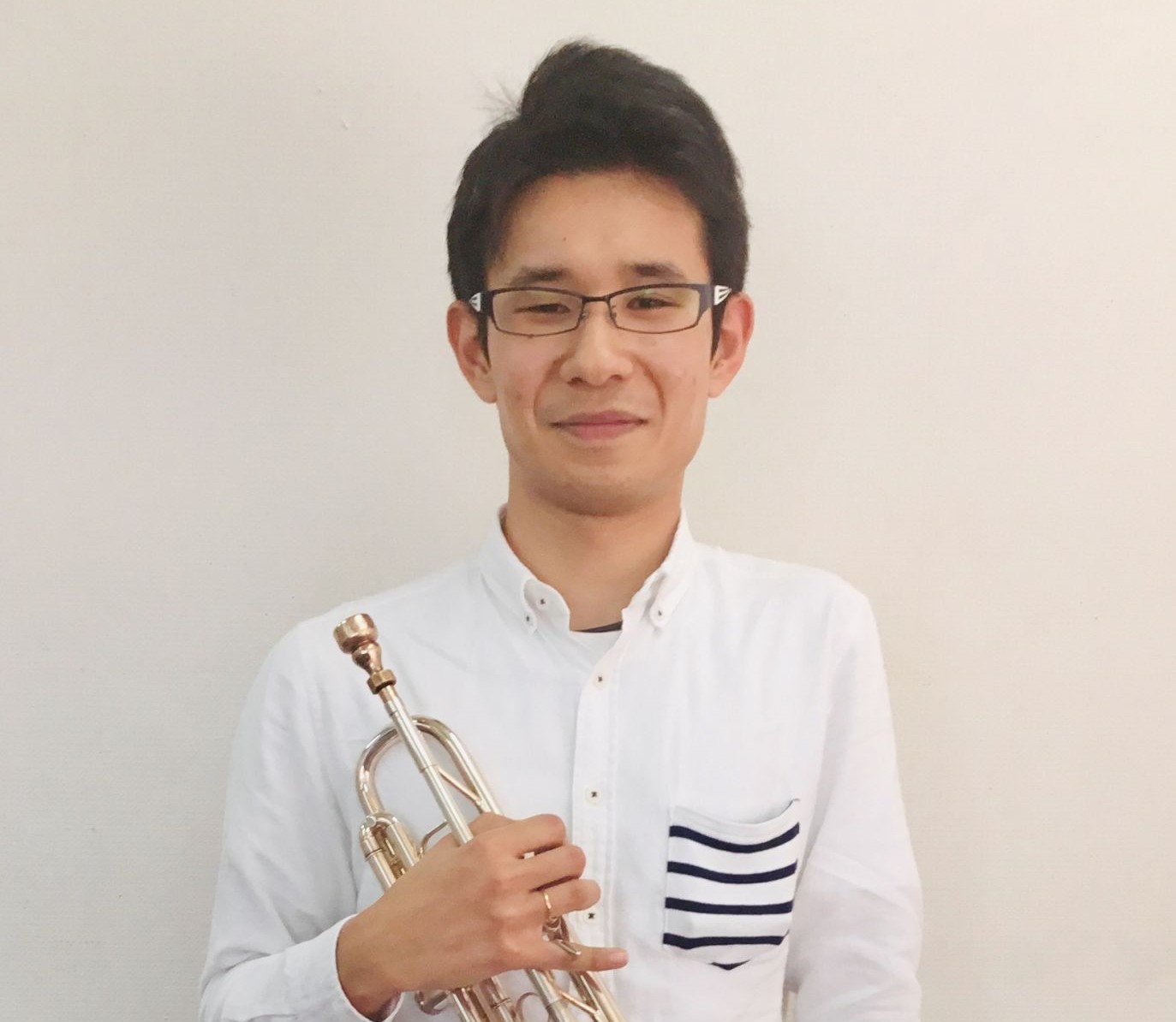 *手塚　涼介（てつか　りょうすけ）　担当曜日:金曜日 *講師プロフィール 尚美学園大学を経て、ソロ、吹奏楽、アンサンブル、Bigband等多方面で精力的に活動中。]]トランペットを吉野 雄貴、関山 幸弘の各氏に師事、室内楽を後藤 文夫氏に師事。]]2016・17年に小曽根真氏と共に東京JAZZなどに [&hellip;]