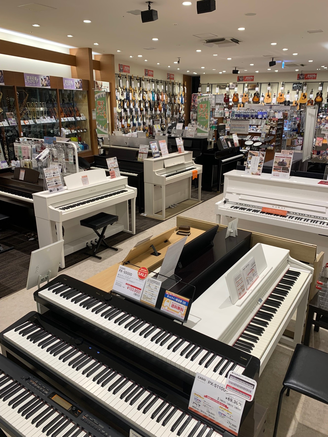 CONTENTS電子ピアノを買うならパサージオ西新井店へ！ピアノ担当の入江がご案内いたします！当店展示ラインナップ YAMAHA機種一覧当店展示ラインナップ　KAWAI機種一覧当店展示ラインナップ　Roland機種一覧当店展示ラインナップ　CASIO機種一覧特典①　全国への基本配送設置料金を当店が負 […]