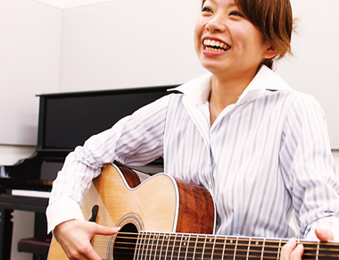 大人のための個人レッスン 自分のペースでギターを習ってみませんか♪ 1対1のレッスンだから、分からないこともすぐに質問が出来ます！ また、講師と相談をしながらレッスンを進めていくことも可能です。 これから始めたいけど迷っている方、過去に演奏経験があるけど基礎を思い出した方等 個人レッスンでギターをは […]