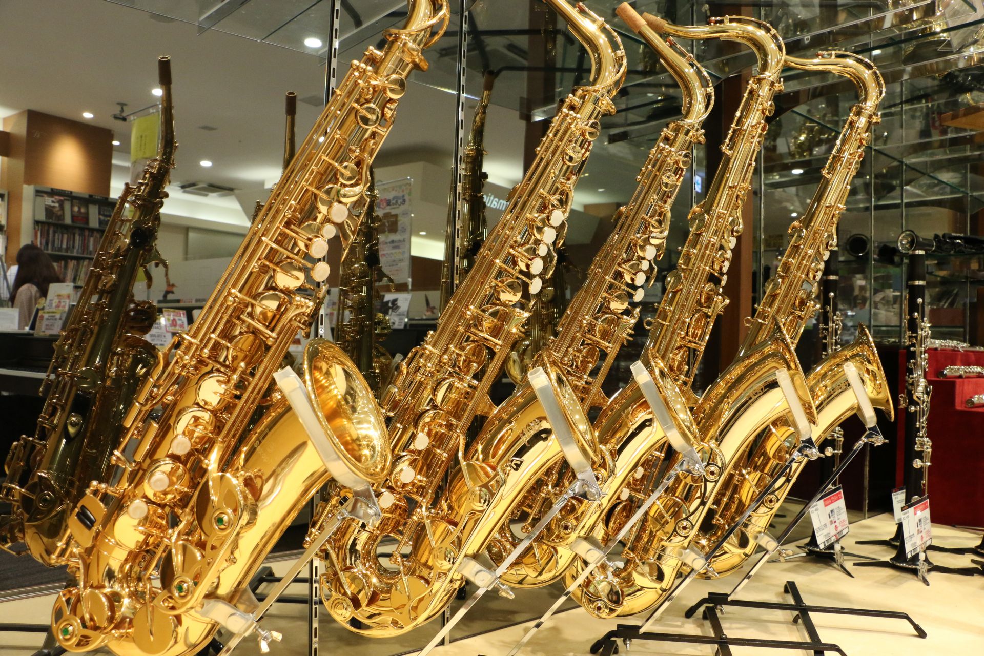 「憧れのサックスをかっこよく吹いてみたい。でも、東京には楽器店が多くて、初心者はどこに行けばいいのか分からない…」そんなお悩みをお持ちの方、まずは島村楽器パサージオ西新井店へご相談ください。 都心のプロ向け専門店は少し敷居が高いと感じる方へ。当店は「音楽を楽しむ人を創る」をモットーに、これから楽器を [&hellip;]