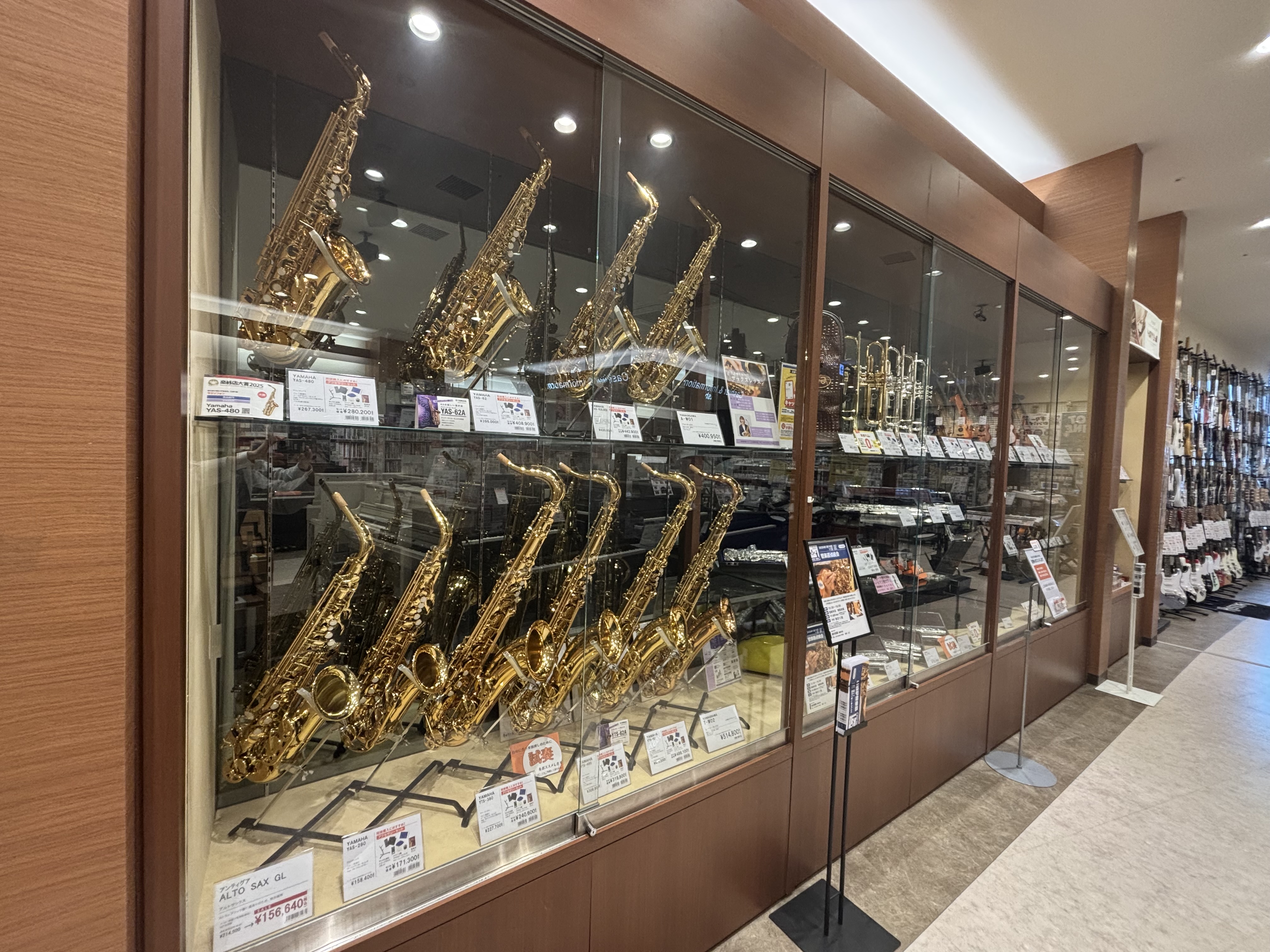 「憧れのサックスをかっこよく吹いてみたい。でも、東京には楽器店が多くて、初心者はどこに行けばいいのか分からない…」そんなお悩みをお持ちの方、まずは島村楽器パサージオ西新井店へご相談ください。 都心のプロ向け専門店は少し敷居が高いと感じる方へ。当店は「音楽を楽しむ人を創る」をモットーに、これから楽器を [&hellip;]