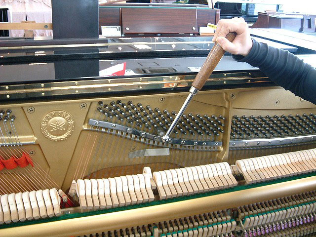 ピアノは生き物です。定期的なメンテナンスで、音の輝きや弾き心地が驚くほど変わります。島村楽器 パサージオ西新井店では、足立区・西新井周辺にお住まいの皆様のピアノライフをトータルでサポートいたします。 「音が狂ってきた」「鍵盤の動きが悪い」「長年眠っていたピアノをまた弾きたい」…そんなお悩み、私たちが [&hellip;]