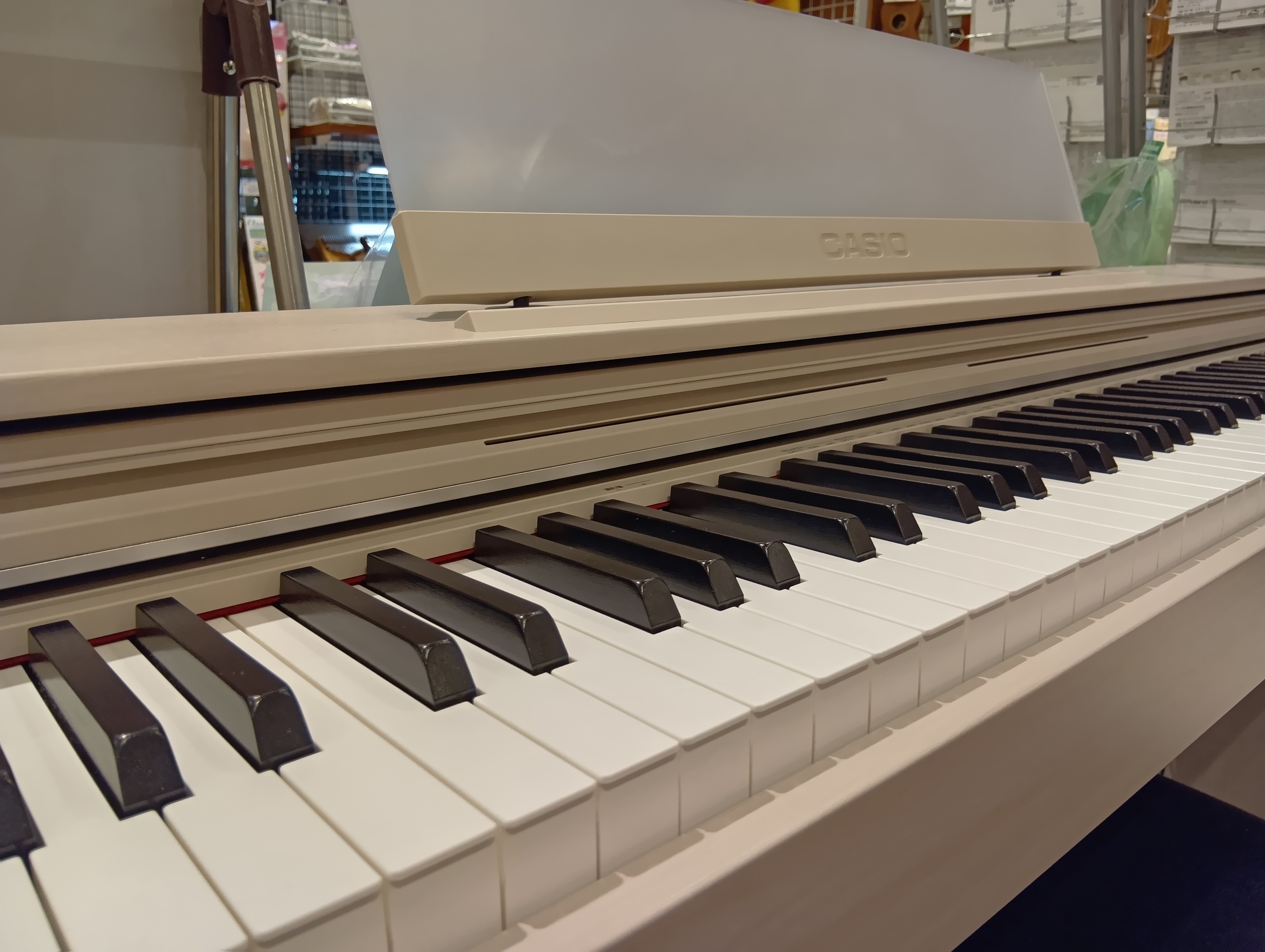 「習い始めだから10万円前後で探しているけれど、どれも同じに見える…」そんなお悩みをお持ちの方へ。今の電子ピアノ市場は、安さだけで選ぶと「タッチが軽すぎる」「表現力が物足りない」といった落とし穴も。今回は、島村楽器のスタッフが「ピアノとしての本質」と「暮らしへの馴染みやすさ」で選んだ2機種を徹底解説 [&hellip;]