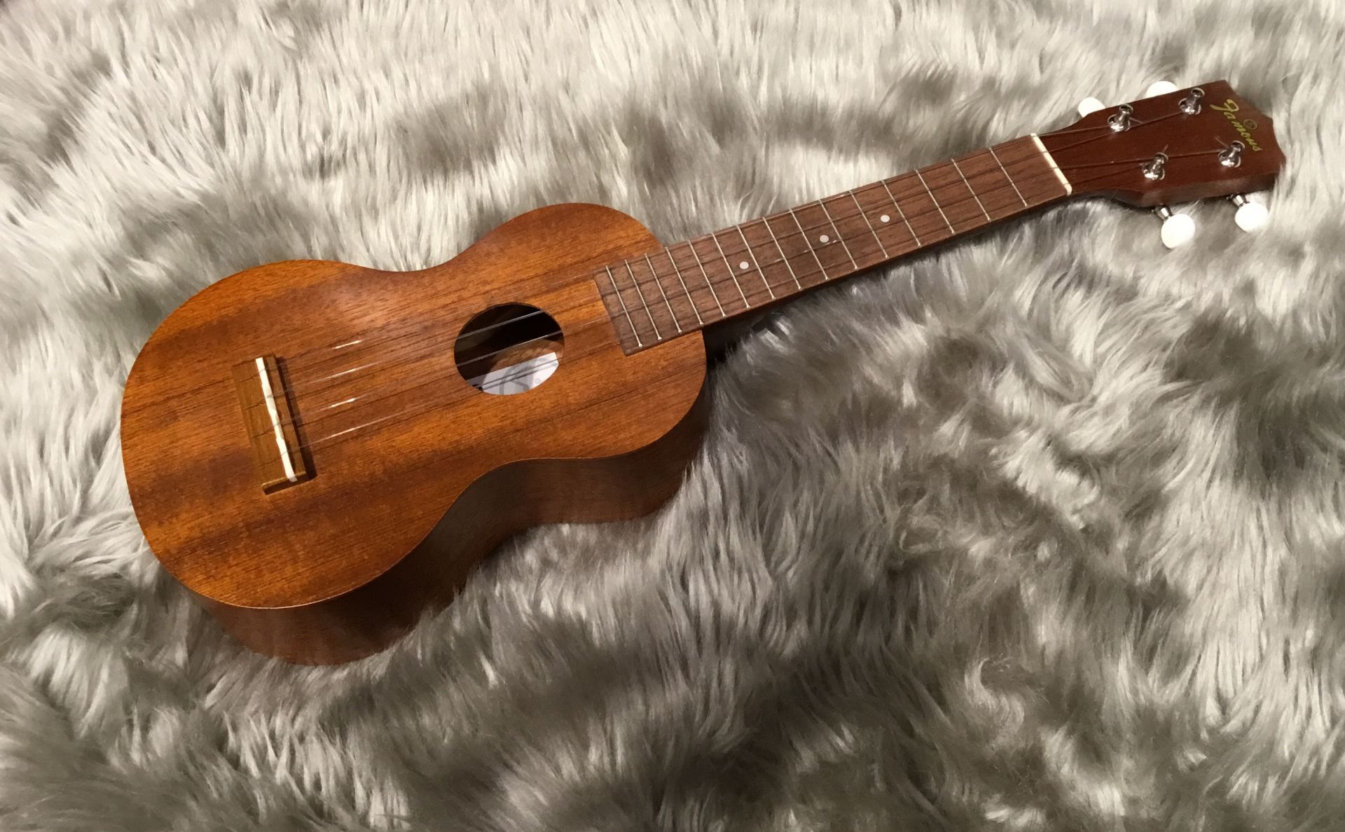 *ギアペグ仕様のソプラノウクレレ **商品紹介 入門者にやさしいFirst Ukuleleであり、15 フレットあるので中級者でもOK！]]音色は、柔らかくまろやかなサウンドを奏でます。 **スペック -マホガニー材合板 -12Fジョイント15フレット -FS-1のギアペグ仕様版 -Famousオリ […]