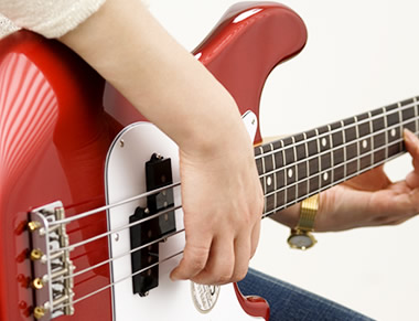 *[http://www.shimamura.co.jp/lesson/course/electricbass/::title=エレクトリックベース] バンド演奏の要となるエレクトリックベース。]]ずっしりと身体に響く低音は、縁の下の存在だけではありません。]]メロディラインと打楽器の間を自由に行き […]