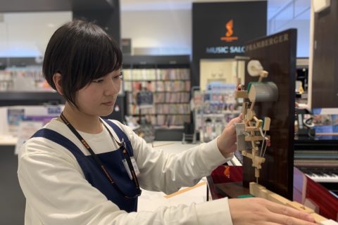 スタッフ写真 ピアノ・電子ピアノ・楽譜・STC 﨑野