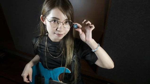 「ラウドからグランジまで」様々な要素を取り入れ、“音は地獄のように激しく、その他はゆるふわ”を標榜する地獄のゆるふわバンド「NEMOPHILA」のギタリスト、HAZUKI氏のシグネイチャー・ピックです。HAZUKI氏本人からのリクエストをもとに、素材には1mm厚のポリアセタールを採用し、両面に透明の […]