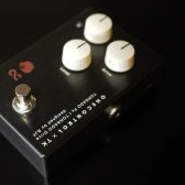 『凛として時雨』完全監修のコンパクトエフェクターが新登場！【島村楽器イオンモール直方店】
