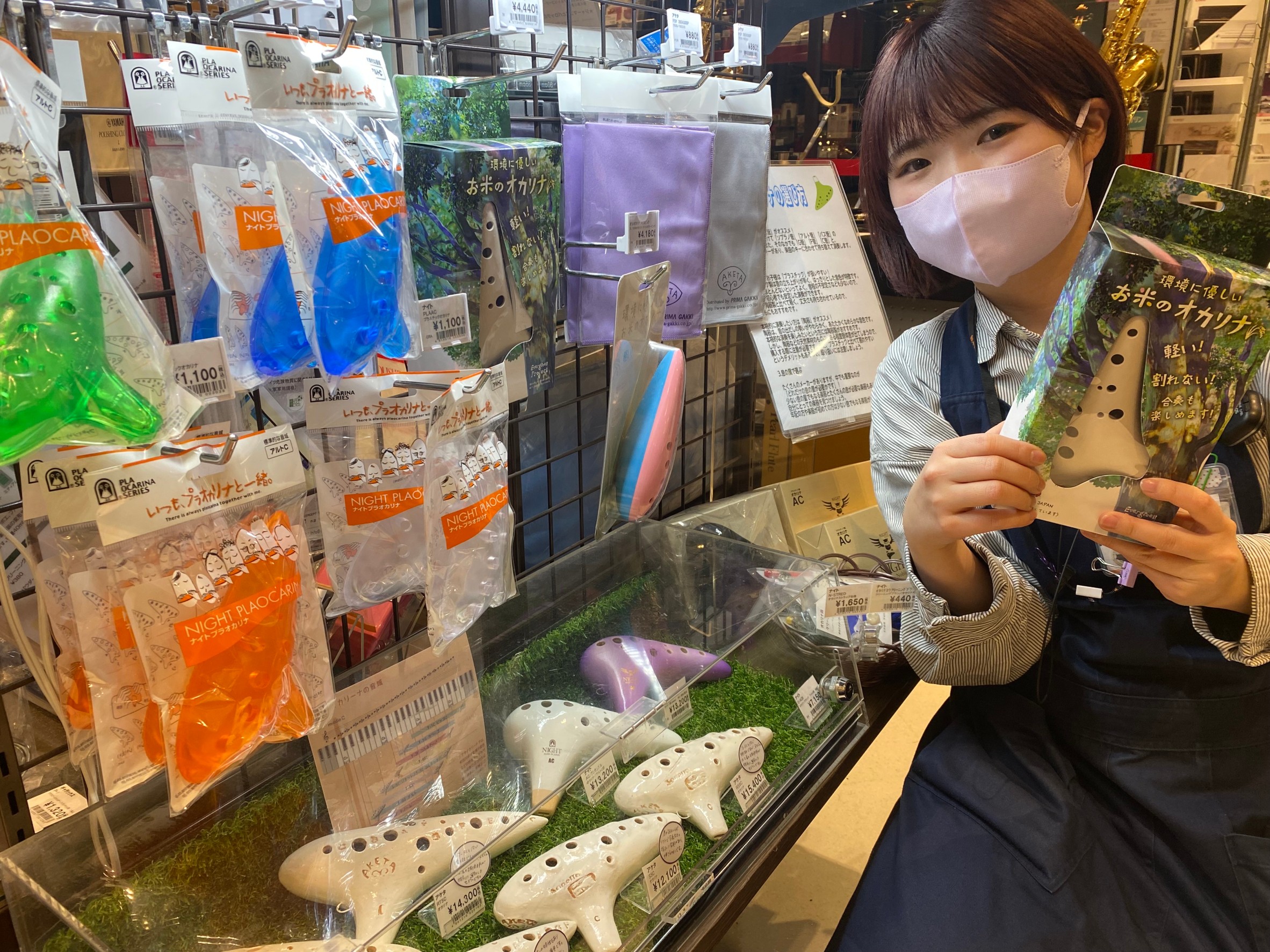 もう少しでお出掛けしやすい時期がやってきますね。この春はオカリナと一緒にお出掛けしてみませんか？こちらのページをご覧頂ければ、オカリナに詳しくなること間違いなし！ご不明点や在庫の確認などございましたらお気軽にお問い合わせ下さい。 CONTENTSオカリナについてオカリナの選び方こんなメーカーあります […]