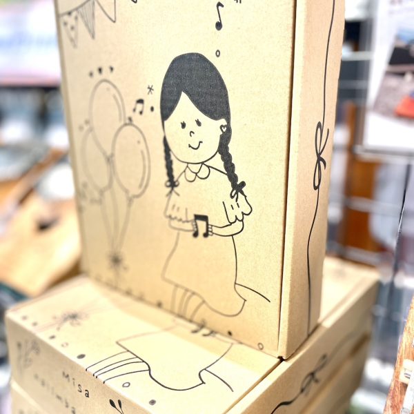 パッケージも手書き風の可愛らしいデザイン！<br />
カリンバの音色に合った優しいタッチです🎈