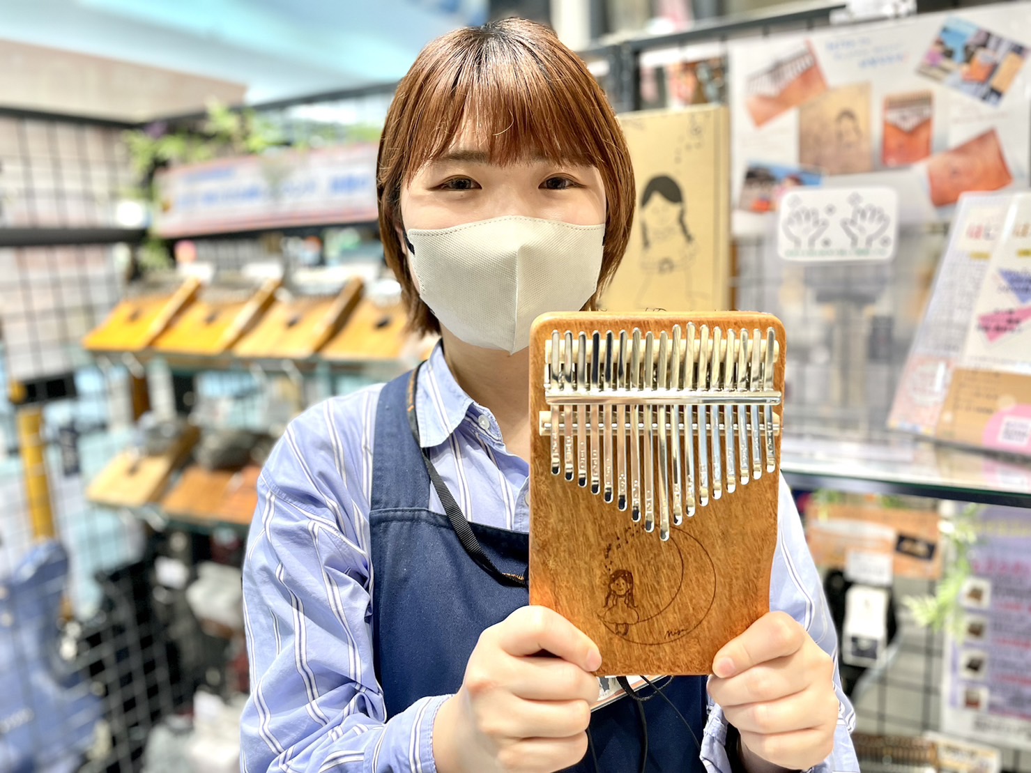 Youtube演奏動画（登録者数15万人）やカリンバ教則本の著者でも有名なカリンバ奏者、Misaさん開発によるオリジナルカリンバを紹介！ CONTENTS★misaさんによるコメント★今回紹介するカリンバは・・・★スペック・価格★misaさんコーナー展開中です！体験会定期開催中！　※要予約お問い合わ […]