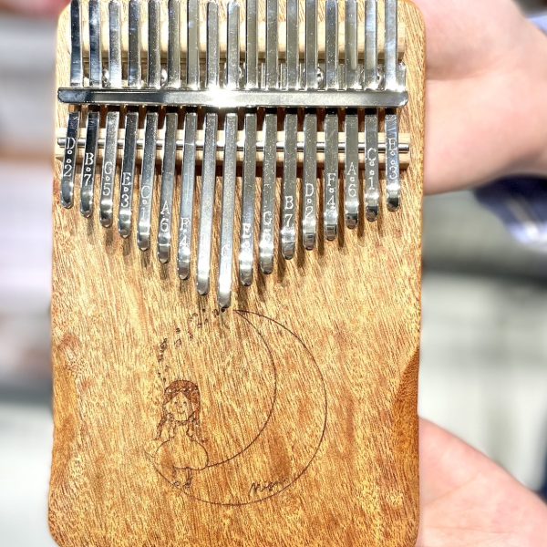 癖やバラつき等が少なく、安定しているオクメ材を使用。<br />
また、ホールタイプではなくソリッドタイプなので、落ち着いた音量感で自宅練習に最適です。