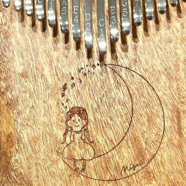 misaさんのサインが入ったイラストが描かれたデザインです！<br />
三日月の上に音符が散りばめられているのが芸コマ☾✨