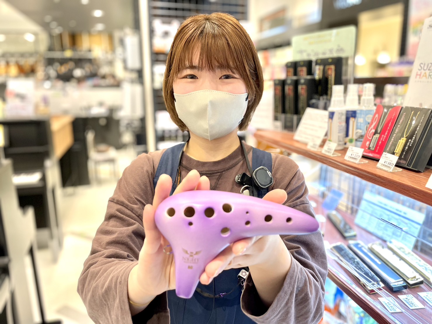 皆さん、こんにちは！本日はナイトから出ている～調～をご紹介します。紫が好きな私なので、一瞬で可愛い！となった1台となっています♪当店にはナイトオカリナはプラスチック製のものがおおいですが、やはり陶器のオカリナで皆さんには楽しんで頂きたいですね！ オカリナを始められて、入門段階を修了された皆様へ、更に […]