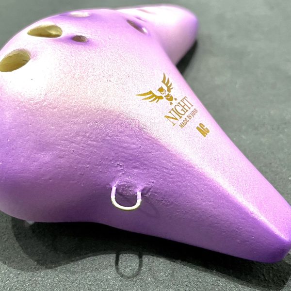 横のリングでストラップを付けて首に下げて吹きやすくしたり落下を防いだりする事も出来ます。