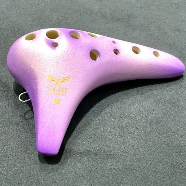 落ち着いた艶消し仕上げが上品な雰囲気を醸し出しています。<br />
また、少ない息でも吹くことが出来る設計で、女性や小さなお子様でも演奏出来ます。