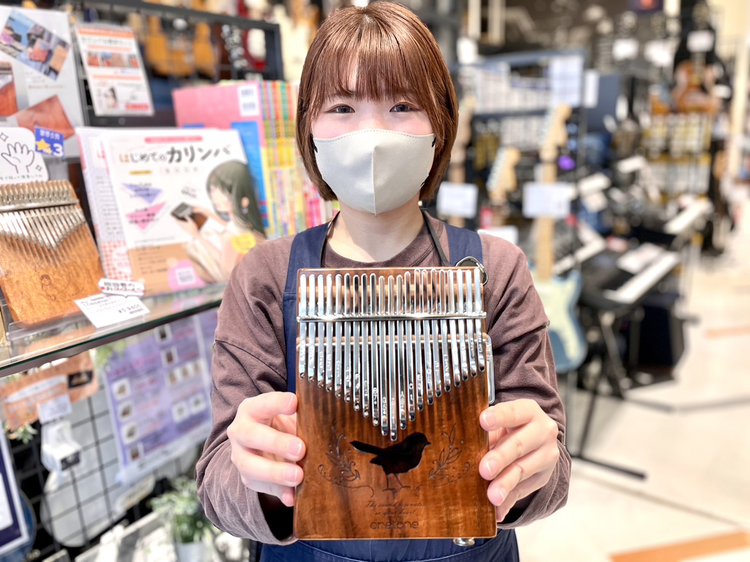 皆さん、こんにちは！カリンバ担当の木下です。今回はカリンバでは珍しいマイク内蔵型の「onetone OTKL-21PU/KOA」を紹介します。初めの1台目にもオススメするカリンバですので、ぜひ店頭にて体験してみてくださいね♪ CONTENTS★今回入荷したカリンバは・・・★YouTubeで音色が確認 […]