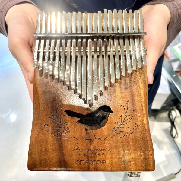 褐色のシマ模様と美しい杢目が際立つコア材！サウンドホールが鳥さんになっているのもポイント🐦