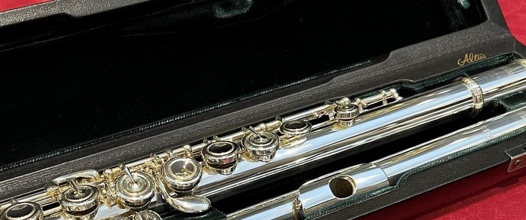 皆さん、フルートのお手入れはしていますか？ 「正直めんどくさい・・・。」と思う方もいらっしゃるかもしれません。 しかし、ちゃんとお手入れをしないと楽器の本来の性能を発揮出来ない為演奏の妨げになり、さらには楽器の寿命も縮んでしまいます！ こちらの記事では、「お手入れに必要なアイテム」「基本的なお手入れ […]