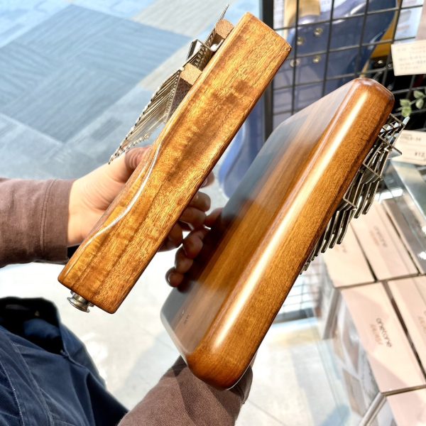 今までのカリンバは側面にくぼみがありますが、こちらは全体的に丸いフォルムで、手に馴染みやすくなっています。<br />
勿論、キーが多い分ずっしりとした重量感もあります。