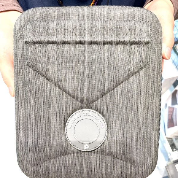 セミハードケース付きです！<br />
真ん中のマークが可愛いですね～☺
