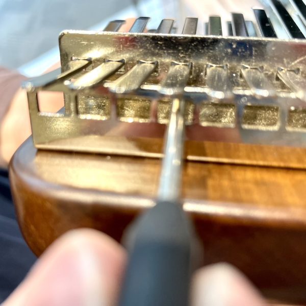 スティックの上から同梱のハンマーで叩きます。