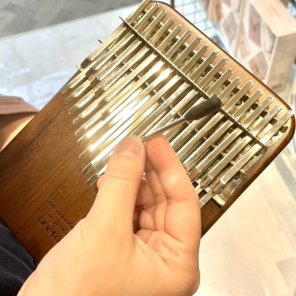 下段のチューニングには専用のキー調整スティックも付属！