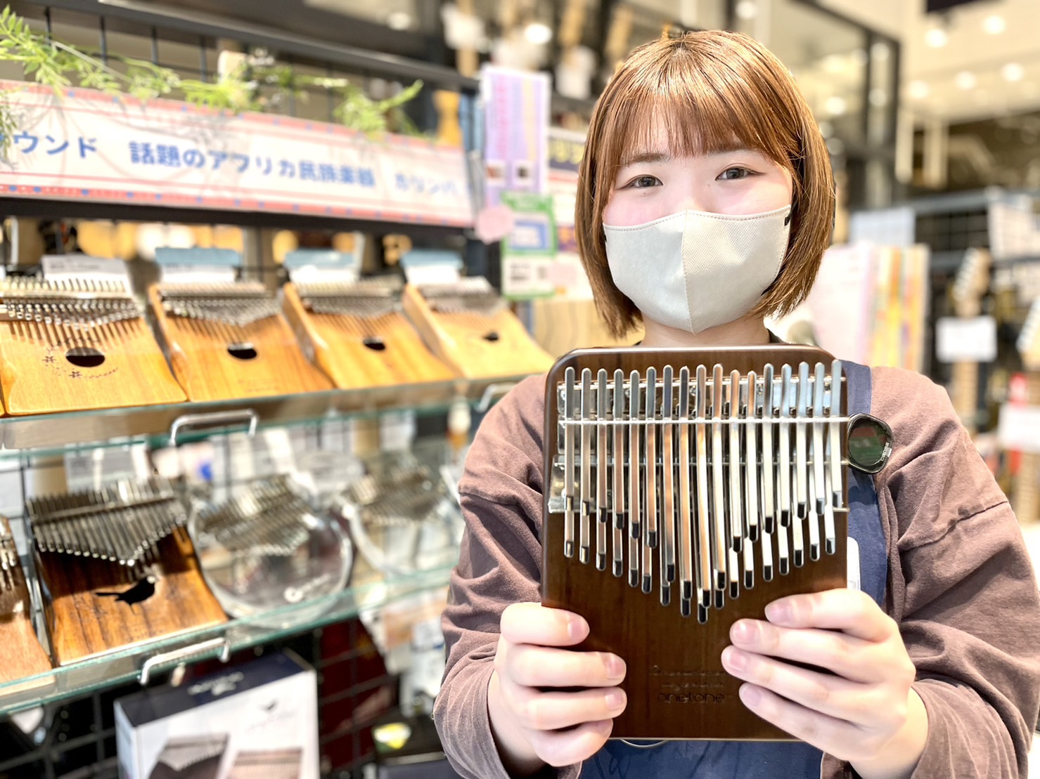 カリンバ好きな皆さん！！！お待たせいたしました！ついに入荷です♪ キーが2列並んでると、ボス感増しますね、、、！ 店頭にて是非お試しの上、ご購入下さいね。では、早速詳しく見て聞きましょう★ CONTENTS★今回入荷したカリンバは・・・★YouTubeで音色が確認できます！★スペック・価格体験会定期 […]