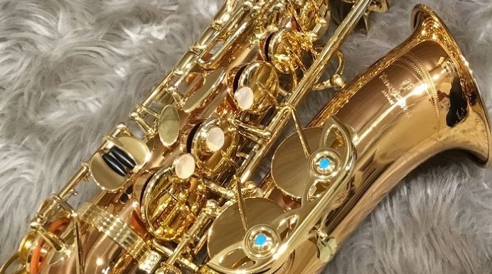 皆さん、サックスのお手入れはしていますか？ 「正直めんどくさい・・・。」と思う方もいらっしゃるかもしれません。 しかし、ちゃんとお手入れをしないと楽器の本来の性能を発揮出来ない為演奏の妨げになり、さらには楽器の寿命も縮んでしまいます！ こちらの記事では、「お手入れに必要なアイテム」「基本的なお手入れ […]