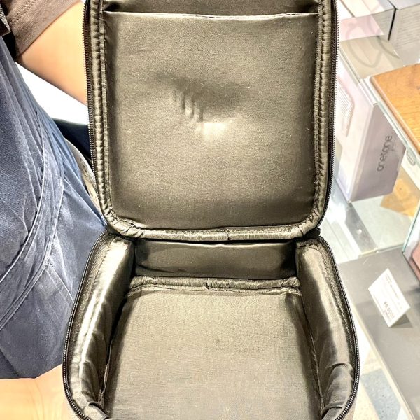 内ポケット付きなので、充電コードやチューニングハンマーなどカリンバに必要なアイテムを収納できます。<br />
また、ケース内がクッション性なので安心！