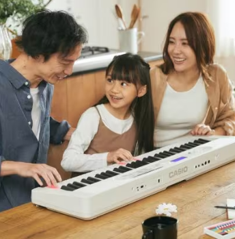 CONTENTSLK-330LK-530お得情報担当者紹介お問い合わせ直方店SNSLK-330 光る鍵盤を追いかけて、はじめてでもすぐ楽しい。 弾いて歌って楽しめる！ 鍵盤が光って、弾く場所を教えてくれる光ナビゲーションキーボード。指一本でも楽しめて、マイクでいつでも歌える。カラーや柄にこ […]