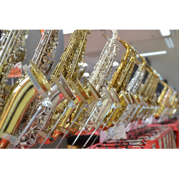 ①豊富な在庫から厳選した管楽器を多数展示！
