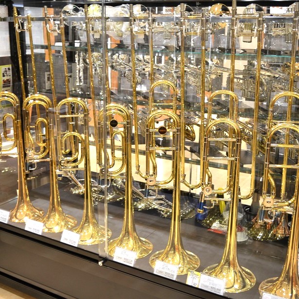 ①豊富な在庫から厳選した金管楽器を多数展示!