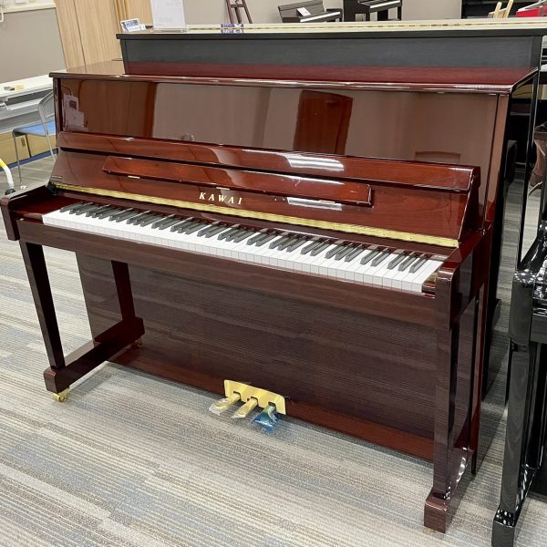 KAWAI　K-114SN<br />
高さ113cmのコンパクトサイズ。鍵盤の指触りの良さと、輪郭のはっきりしたサウンドを持つピアノ。<br />
￥698,000(税込)