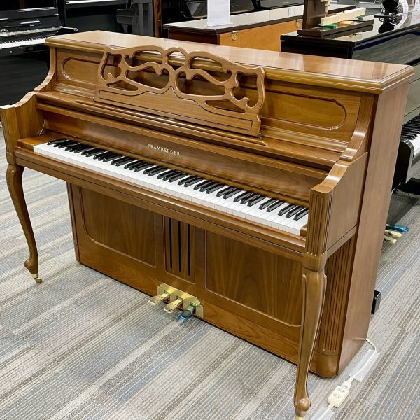 KAWAI　PV110F<br />
高さ110cm、インテリアピアノとしても人気のフレンチ猫脚モデル。<br />
￥660,000(税込)
