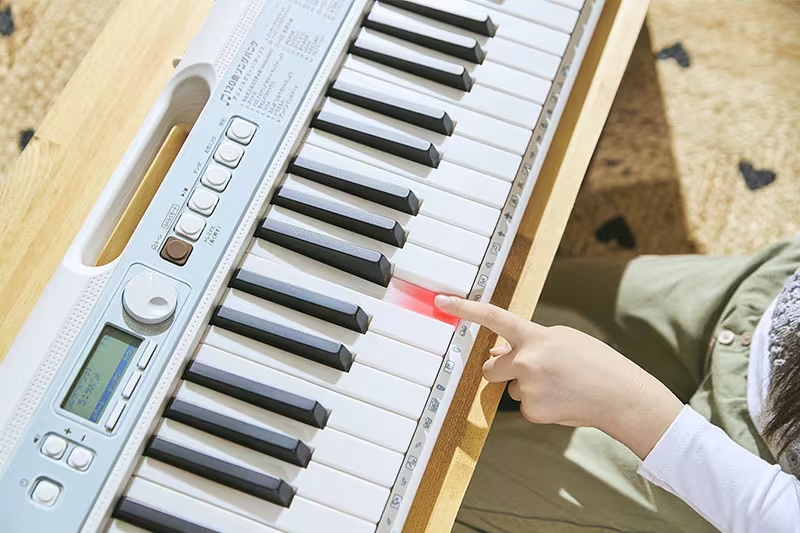 光る鍵盤で楽譜が読めなくても演奏を楽しむことができる61鍵キーボード。
指一本で誰でも演奏できる「らくらくモード」、自分のペースで上達できる「ステップアップレッスン」、付属しているマイクでエコーをかけたり、キーを変更したりできる「カラオケ機能」など…はじめての鍵盤をお探しの方にも嬉しい機能が盛り沢山。