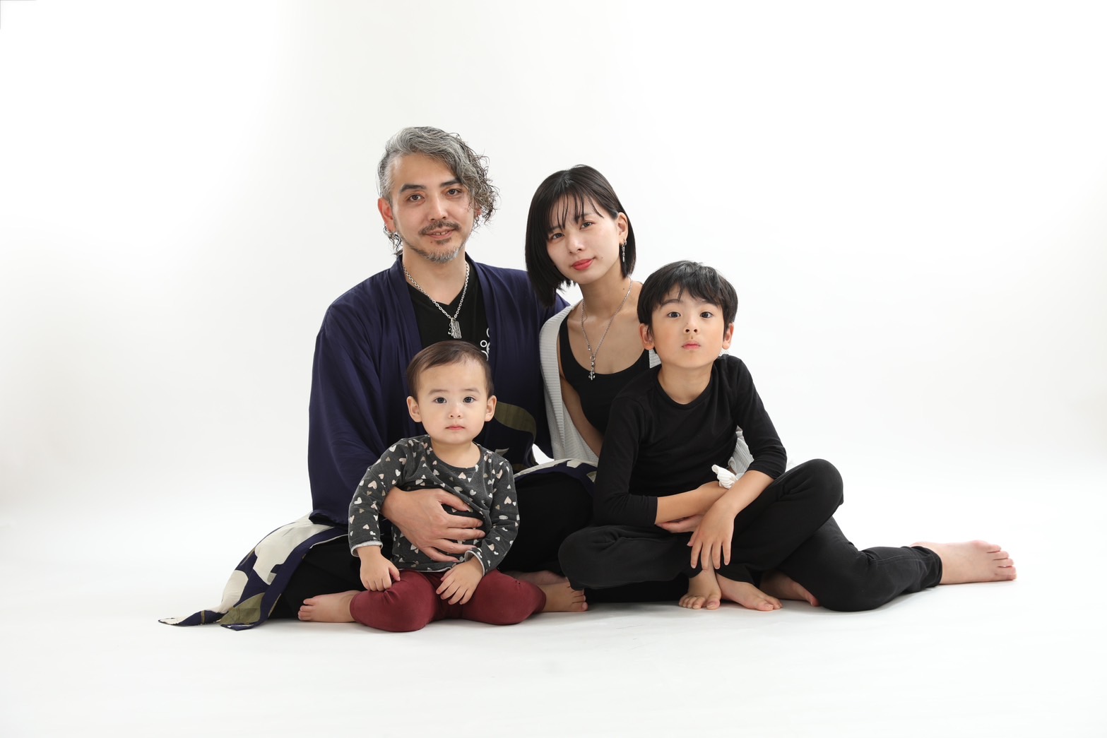 息の合った夫婦のセッションと掛け合いで抜群の人気を誇るユニット「ヨメトオレ」。
ギター2本でのインスト動画は確かなプレイスキルと、裏表のない柔らかな雰囲気が高い人気を誇っている。
2024年9月時点では、チャンネル登録者数43万人を突破。最近ではYouTubeにとどまらず、イベント会場での演奏活動などでも活躍中。
今もっとも目が離せない大注目の夫婦ギターユニットが福岡ギターショーに登場！