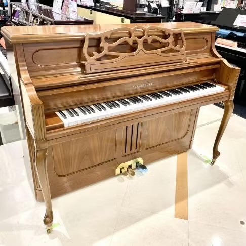 KAWAI　PV110F<br />
高さ110cm<br />
インテリアピアノとしても人気のフレンチ猫脚モデル。<br />
<br />
￥660,000(税込)
